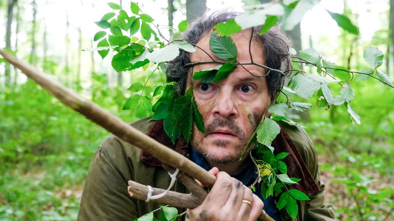 "Eigentlich sollten wir": Stefan (Thomas Mraz) im Wald mit seinen Kindern, um ihnen Spielen in der Natur näherzubringen.