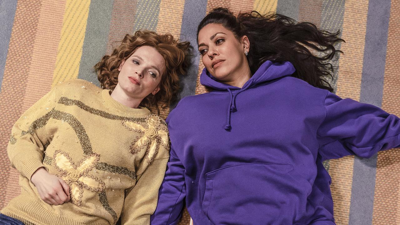 © ORF/ProSieben/Hellinger/Doll Filmproduktion GmbH/Warner Bros. Karoline Herfurth als Klara und Jasmin Shakeri als Senay liegen auf einem bunt gestreiften Teppich am Boden, beide blicken gedankenverloren nach oben