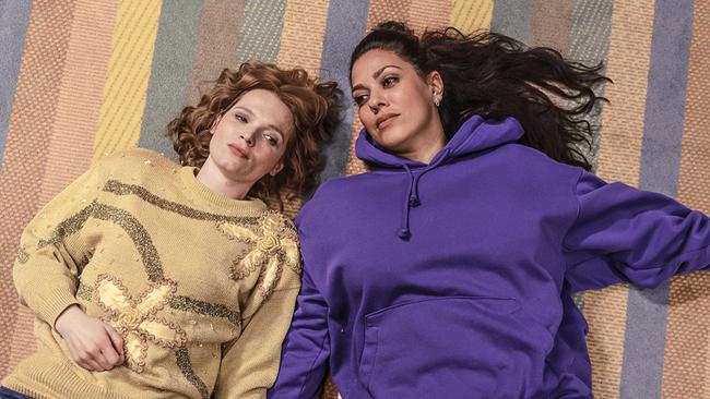 © ORF/ProSieben/Hellinger/Doll Filmproduktion GmbH/Warner Bros. Karoline Herfurth als Klara und Jasmin Shakeri als Senay liegen auf einem bunt gestreiften Teppich am Boden, beide blicken gedankenverloren nach oben
