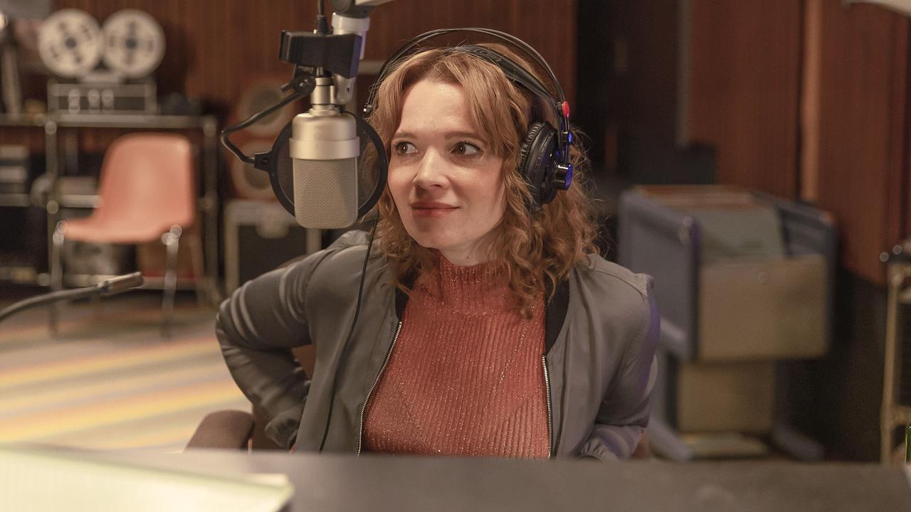 © ORF/ProSieben/Hellinger/Doll Filmproduktion GmbH/Warner Bros. Karoline Herfurth als Radiomoderatorin Klara mit Kopfhörer sitzt sie vor dem Mikrofon im Studio