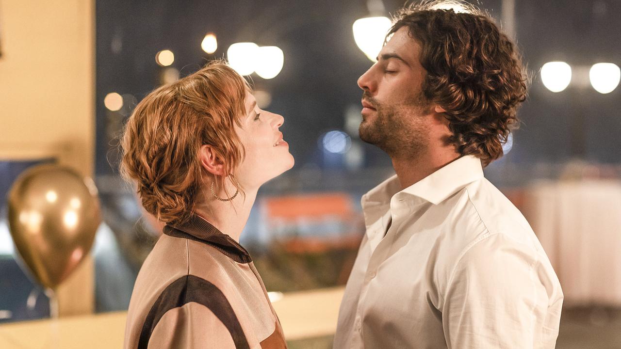 © ORF/ProSieben/Hellinger/Doll Filmproduktion GmbH/Warner Bros. Karoline Herfurth als Klara und Aaron Altaras als Ole, abends stehen sie sich in einem hell beleuchteten Raum eng gegenüber und schauen sich freundlich herausfordernd einander an