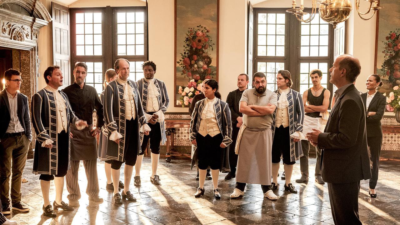 Christoph Maria Herbst als Event-Manager Dieter Salzmann bei der Besprechung mit den Bediensteten der Feier in dem Schloss