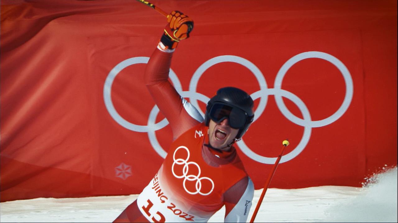 © ORF/ORF Sport Der alpine Skirennläufer Matthias Mayer jubelt vor einer roten Wand mit olympischen Ringen bei den Winterspielen in Peking 2022.