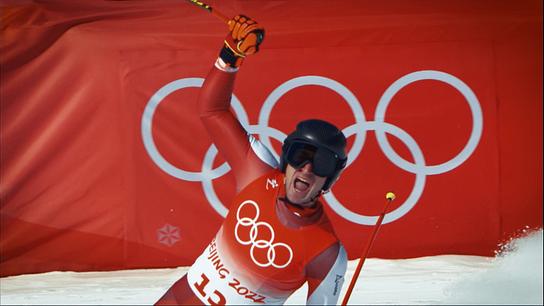 Der alpine Skirennläufer Matthias Mayer jubelt vor einer roten Wand mit olympischen Ringen bei den Winterspielen in Peking 2022.