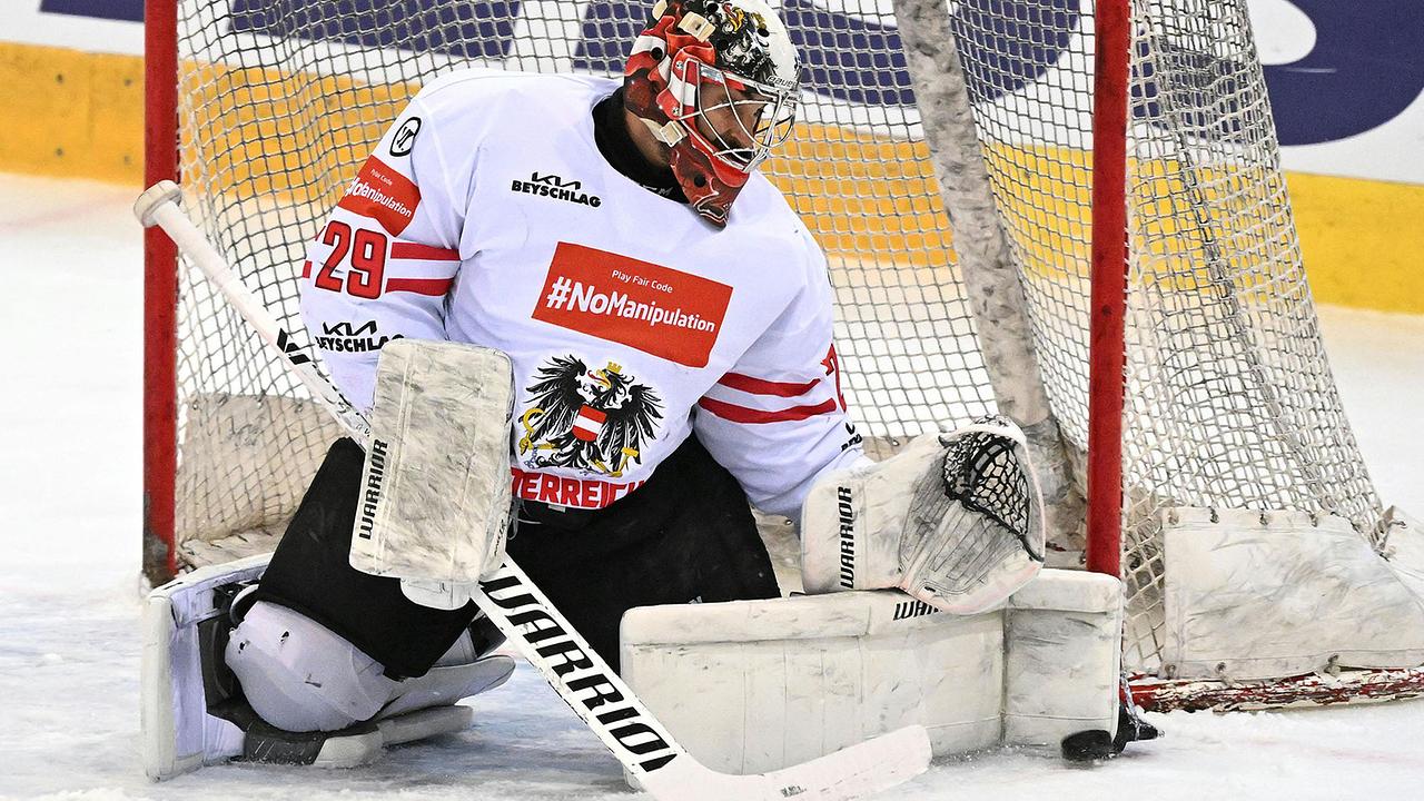 Keeper Bernhard Starkbaum (AUT) am Donnerstag, 28. April 2022, anl. der Eishockey-Begegnung im Rahmen des 4-Nationen-Turniers zwischen Österreich und Schweden in Wien.