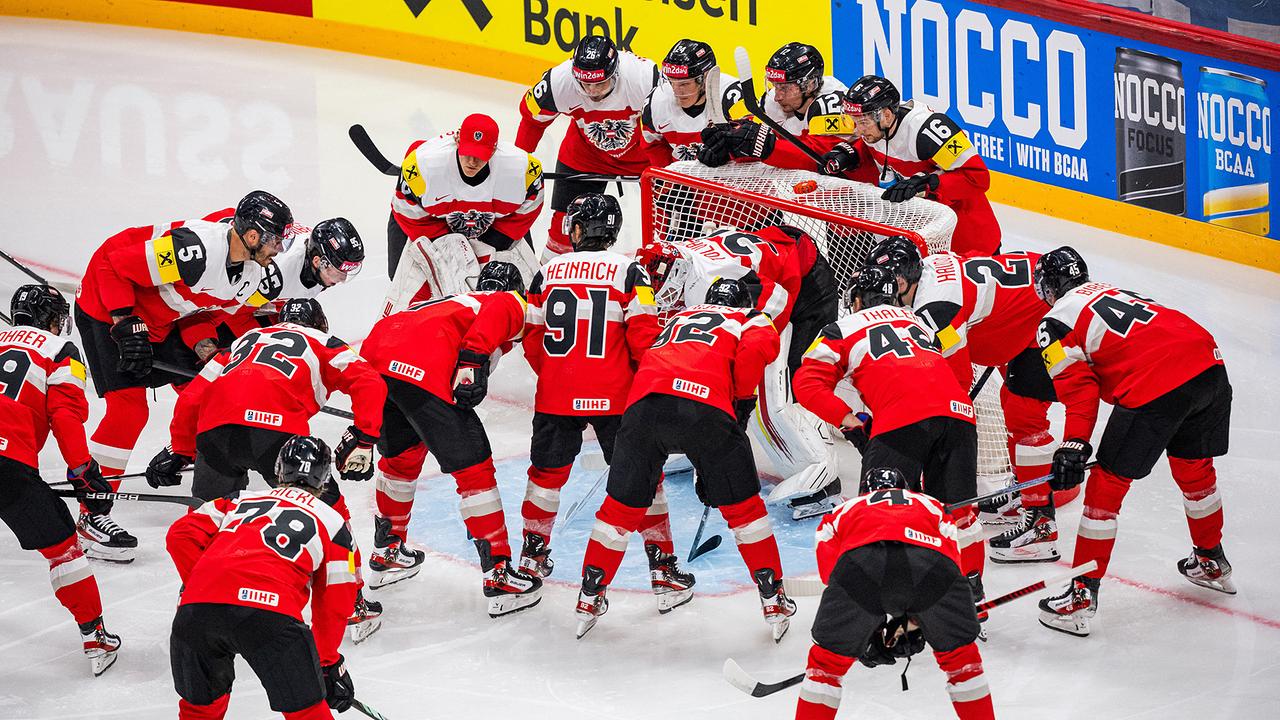 Österreichs Spieler versammeln sich vor dem Beginn des IIHF-Eishockey-Weltmeisterschaftsspiels der Männer zwischen Österreich und Finnland am 9. Mai 2025 in Stockholm um Österreichs Torhüter Nr. 35 Atte Tolvanen