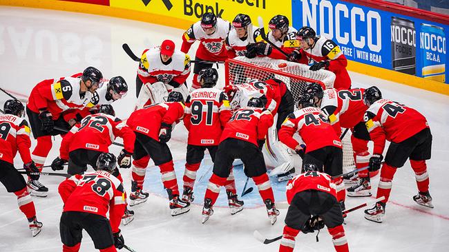 Österreichs Spieler versammeln sich vor dem Beginn des IIHF-Eishockey-Weltmeisterschaftsspiels der Männer zwischen Österreich und Finnland am 9. Mai 2025 in Stockholm um Österreichs Torhüter Nr. 35 Atte Tolvanen