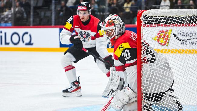 Österreichs Torhüter Nr. 30 David Kickert im Einsatz während des IIHF-Eishockey-Weltmeisterschaftsspiels der Männer zwischen Schweden und Österreich am 10. Mai 2025 in Stockholm