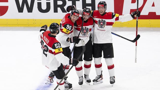Eishockey-Spieler Vinzenz Rohrer (2. von rechts) feiert sein Tor zum 1:3 auf dem Eis mit den Österreichern Paul Huber (links), Mario Huber (2. von links) und Thimo Nickl (rechts) während des Vorrundenspiels der Gruppe A der IIHF Eishockey-Weltmeisterschaft der Männer 2026 zwischen Lettland und Österreich.