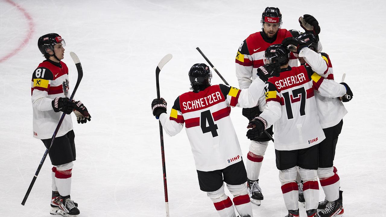 Die österreichischen Spieler feiern das 5:2-Tor am Eis während des Vorrundenspiels der Gruppe A der IIHF Eishockey-Weltmeisterschaft der Männer 2026 zwischen Finnland und Österreich in der Swiss Life Arena Eishockeystadion, in Zürich.