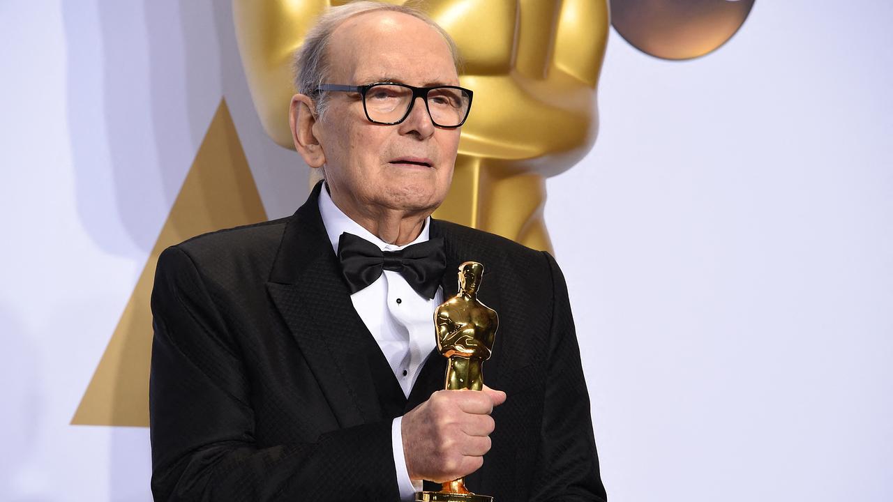 © Foto-/Videocredit: APA/AFP/Robyn BECK Bild: Ennio Morricone mit seinem Oscar, den er für "The Hateful Eight" bei der 88. Oscarverleihung am 28. Februar 2016, gewonnen hat.