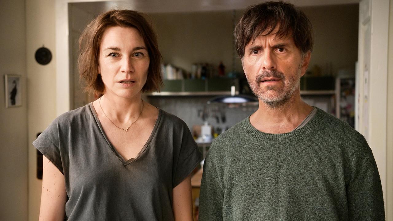 © ORF/Paramount Pictures/Majestic Filmproduktion/Bernd Spauke Christiane Paul als Emilia und Christoph Maria Herbst als Paul stehen in der Küche nebeneinander und blicken engeistert und erstaunt ihr Gegenüber an