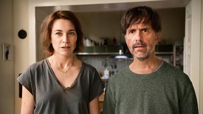 Christiane Paul als Emilia und Christoph Maria Herbst als Paul stehen in der Küche nebeneinander und blicken engeistert und erstaunt ihr Gegenüber an