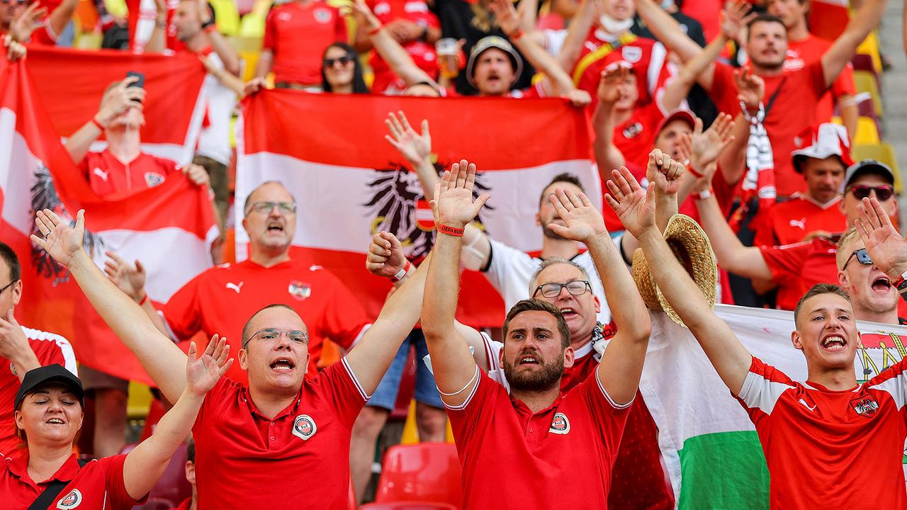 Österreichische Fans jubeln vor dem Fußballspiel der Gruppe C der UEFA EURO 2020 zwischen der Ukraine und Österreich in der National Arena in Bukarest am 21. Juni 2021.