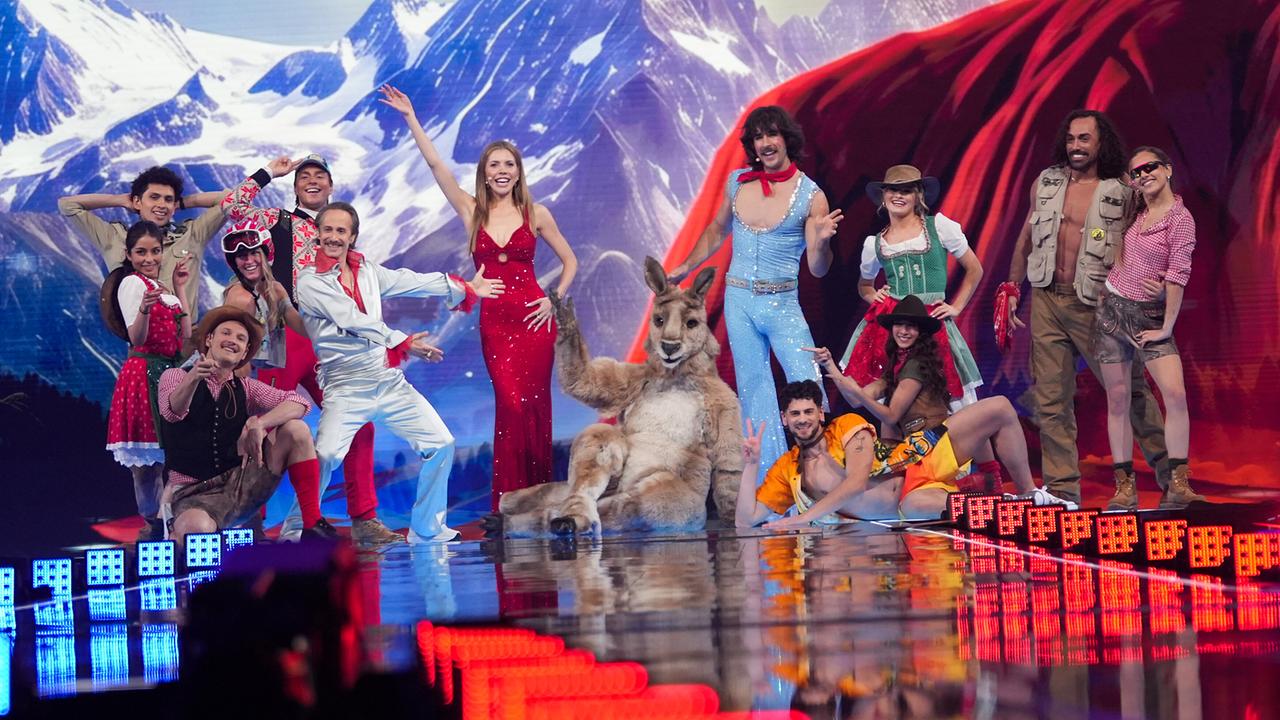 Mit einem augenzwinkernden Interval Act widmen sich Victoria Swarovski und Michael Ostrowski gemeinsam mit dem „Milkshake Man“ Go-Jo, dem australischen Teilnehmer des Vorjahres, der Frage, wie man Austria und Australia voneinander unterscheidet.