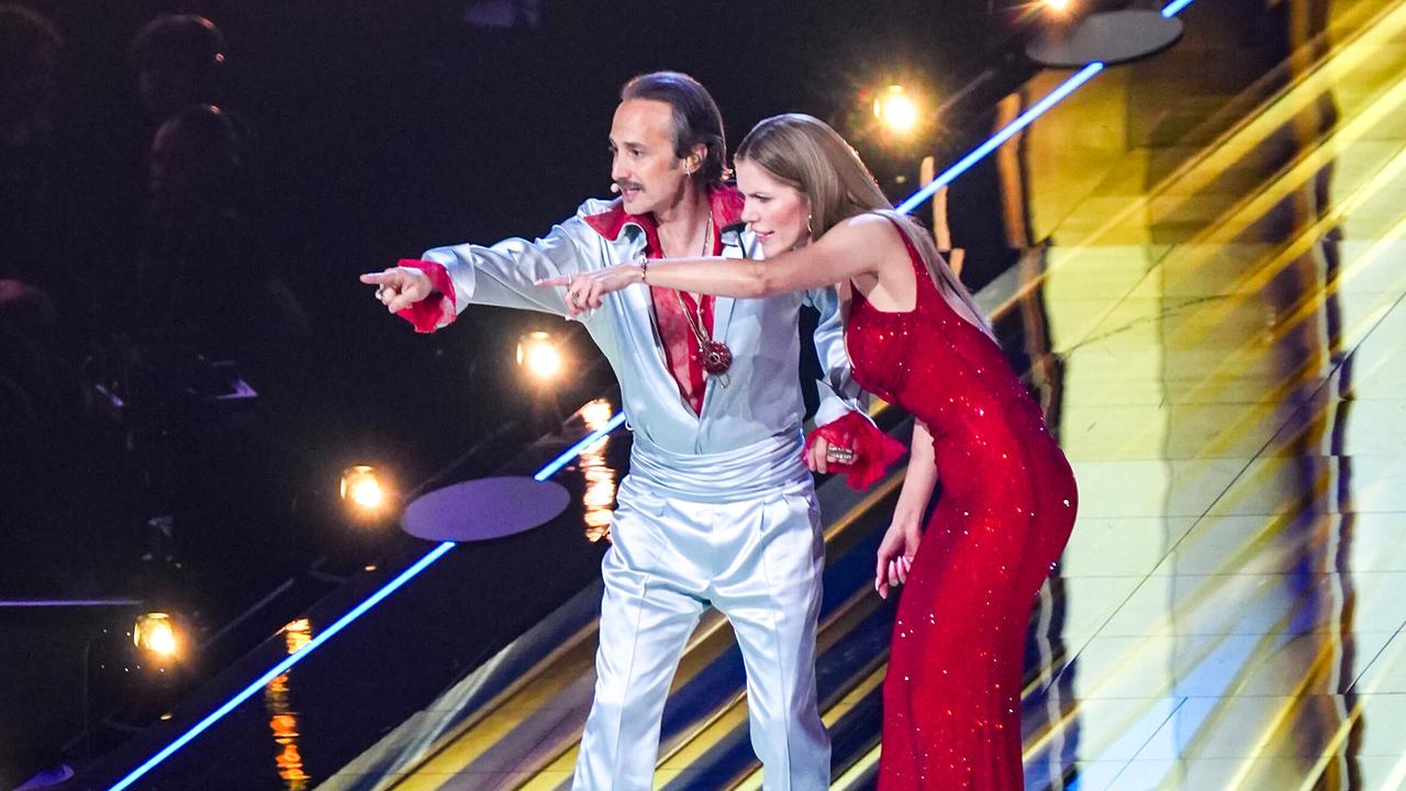 Michael Ostrowski und Victoria Swarovski auf der ESC-Bühne