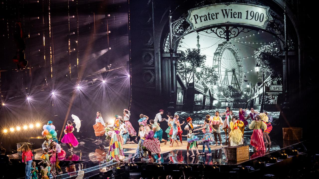 Der Interval Act, die Vorarlberger Tanz- und Akrobatikgruppe Zurcaroh auf der ESC-Bühne bei ihrer Performance vor einer nostalgischen Kulisse mit der Aufschrift „Prater Wien 1900“