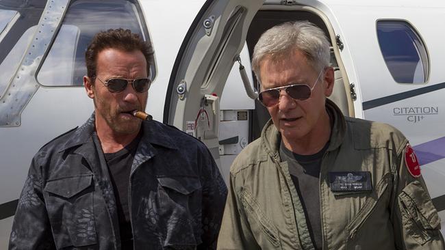 Im Bild: Arnold Schwarzenegger (Trench), Harrison Ford (Max Drummer).