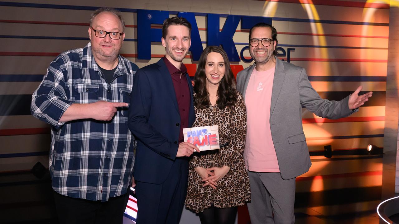 Günther Lainer, Clemens Maria Schreiner, Lydia Prenner-Kasper und Gerald Fleischhacker stehen vor einem Studio‑Hintergrund mit dem Schriftzug „Fakt oder Fake“.
