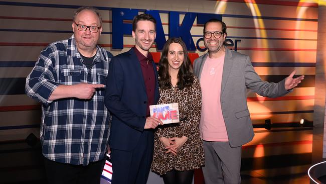 Günther Lainer, Clemens Maria Schreiner, Lydia Prenner-Kasper und Gerald Fleischhacker stehen vor einem Studio‑Hintergrund mit dem Schriftzug „Fakt oder Fake“.