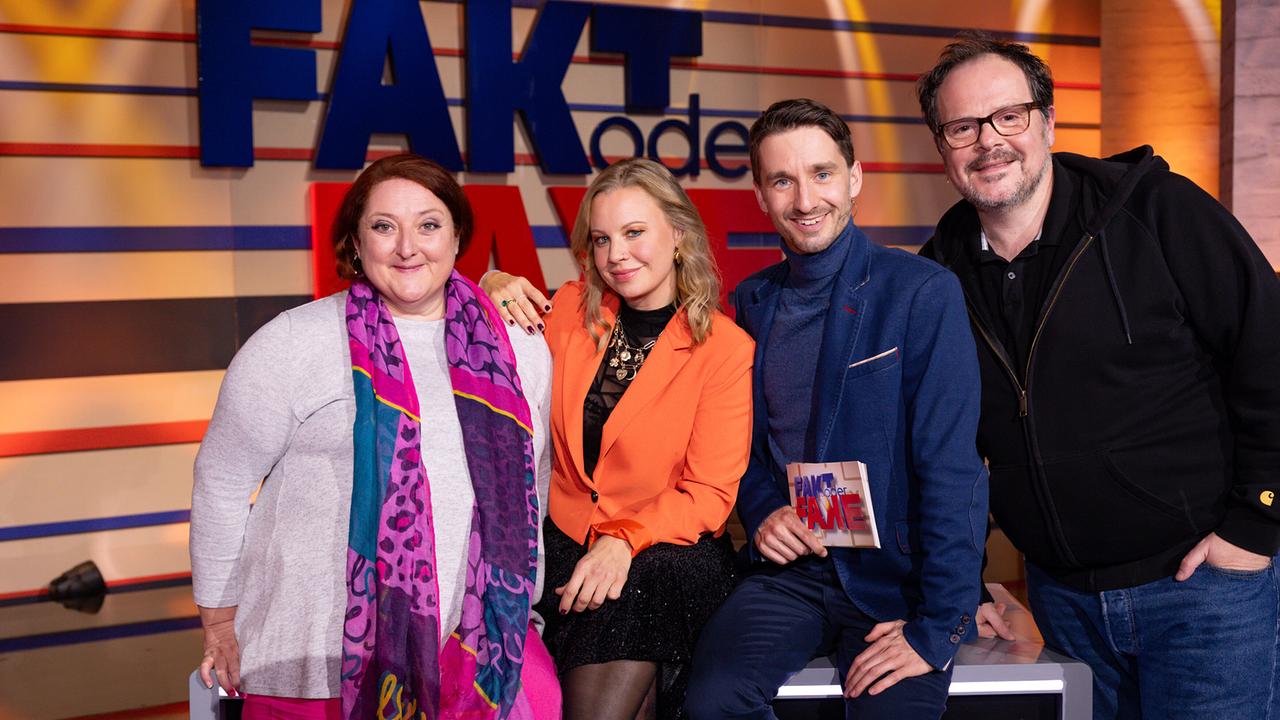 Gruppenfoto mit Veronika Polly, Katharina Straßer, Clemens Schreiner und Thomas Mraz im Studio vor "Fakt oder Fake"-Schriftzug