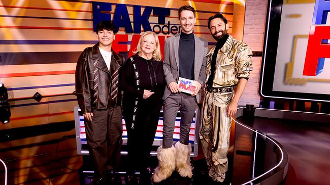 Gruppenfoto mit JJ, Marianne Mendt, Clemens Maria Schreiner und Tom Neuwirth im "Fakt oder Fake"-Studio