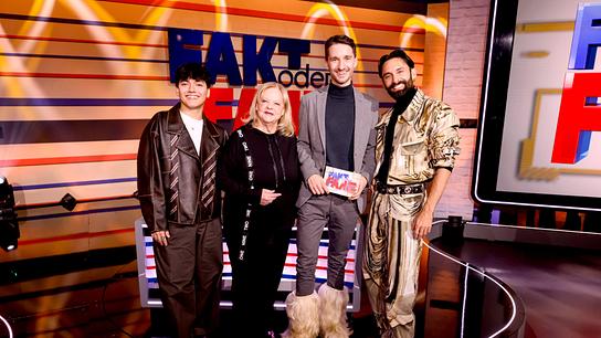 Gruppenfoto mit JJ, Marianne Mendt, Clemens Maria Schreiner und Tom Neuwirth im "Fakt oder Fake"-Studio