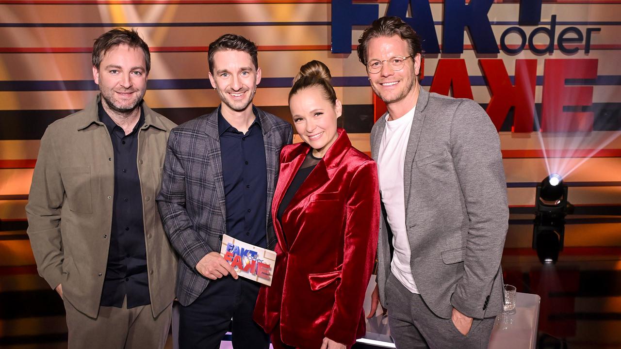 Josh., Clemens Maria Schreiner, Missy May und Mark Seibert posieren nebeneinander im TV-Studio vor dem Schriftzug „Fakt oder Fake“.