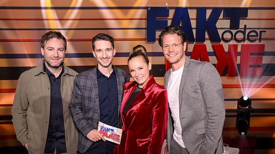 Josh., Clemens Maria Schreiner, Missy May und Mark Seibert posieren nebeneinander im TV-Studio vor dem Schriftzug „Fakt oder Fake“.