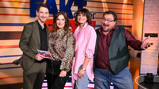 Clemens Maria Schreiner, Barbara Karlich, Eva Marold und Christoph Krutzler posieren im bunten TV-Studio vor einem großen „Fakt oder Fake“-Schriftzug.