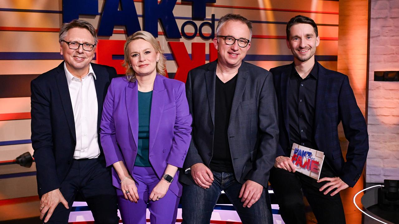 Peter Klien, Lou Lorenz-Dittlbacher, Fritz Dittlbacher und Clemens Maria Schreiner stehen gemeinsam im "Fakt oder Fake"-Studio