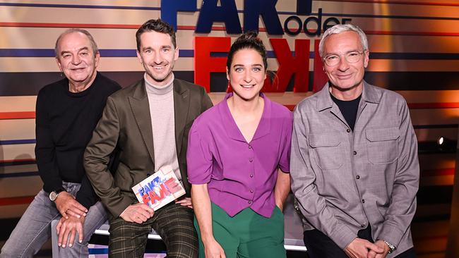 Herbert Prohaska, Clemens Maria Schreiner, Christine Kiesler und Rainer Pariasek sitzen nebeneinander auf dem Moderatorenpult im Fernsehstudio vor dem Schriftzug „FAKT oder FAKE“ 