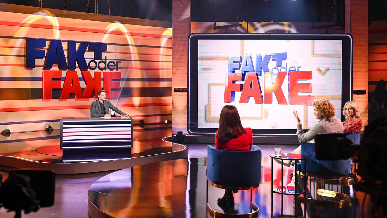 Clemens Maria Schreiner sitzt an seinem Pult im "Fakt oder Fake"-Studio, ihm gegenüber sitzen Dr. Bohl, Tina Ritschl und Alexandra Maritza Wachter in Sesseln an einem Coachtisch.
