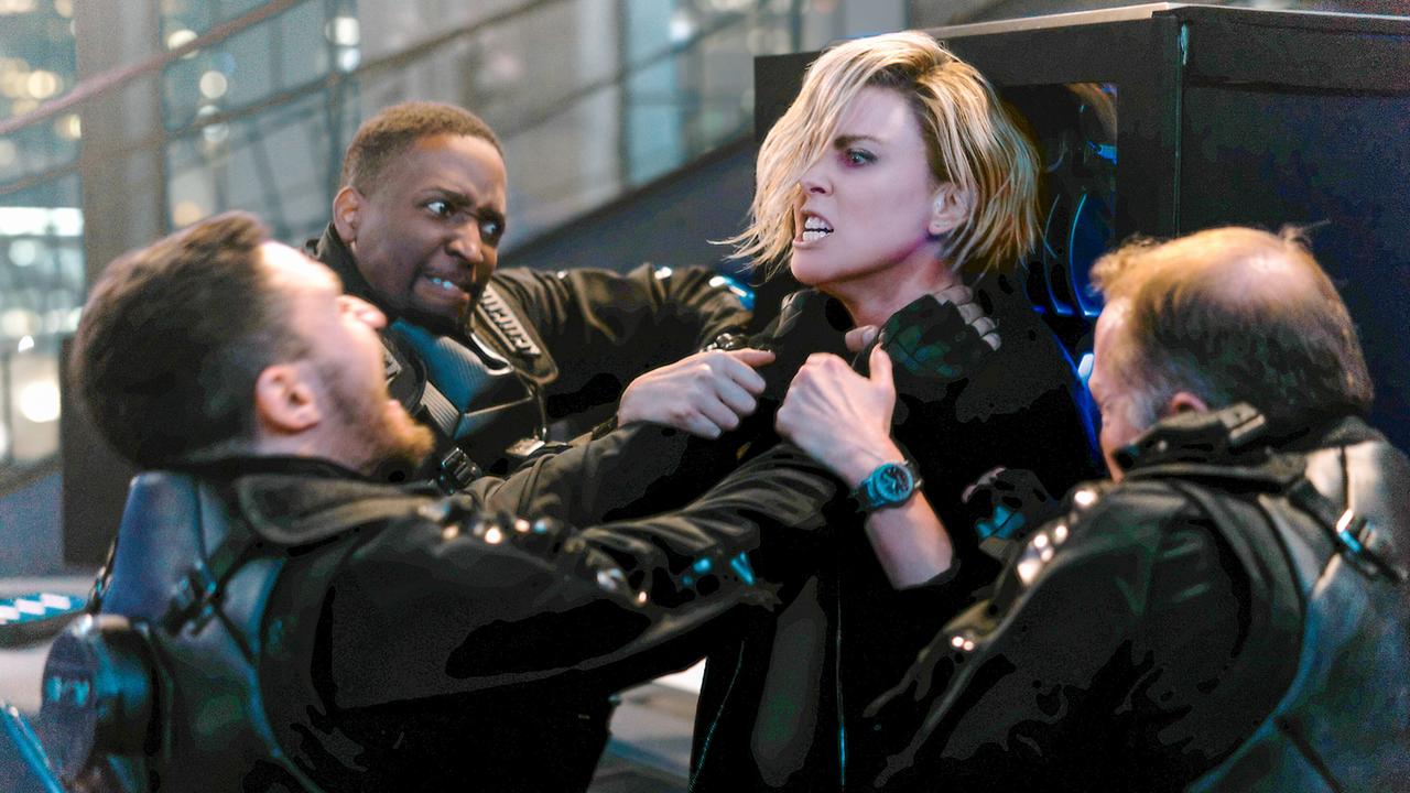 © ORF/Universal Pictures Charlize Theron wird als Cipher von drei Männern festgehalten, mit aller Kraft wehrt sie sie sich dagegen und blickt ihre Angreifer wütend an