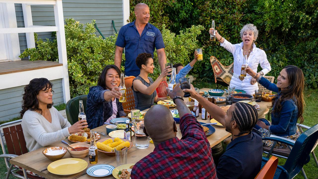 © ORF/Universal Pictures Vin Diesel als Domnic Toretto beim Treffen mit Freunden, Freundinnen und Verwandten, im Garten steht er neben dem Tisch bei dem sich Rita Moreno als Abuela Toretta mit Getränken zuprosten