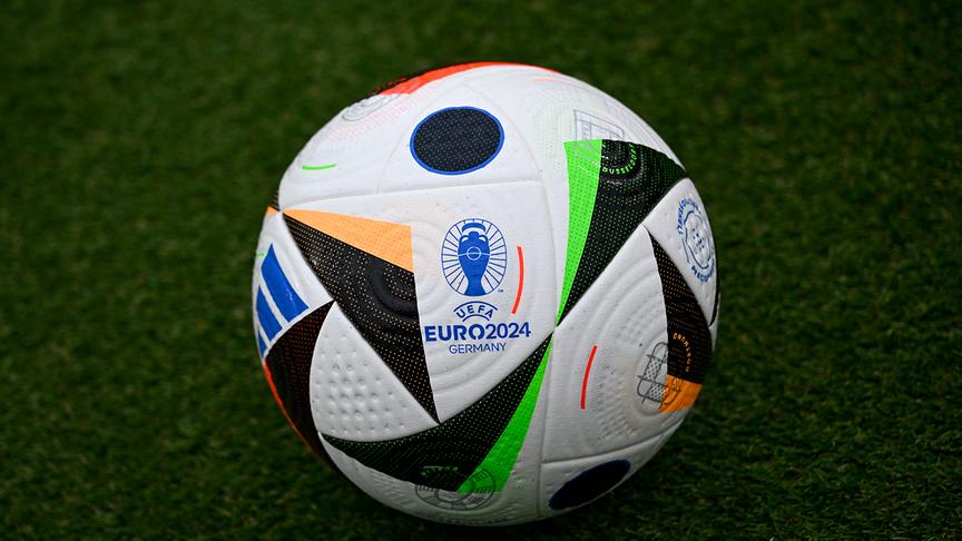 Der offizielle Ball ist am 15. November 2023 vor dem Olympiastadion in Berlin, Deutschland, während einer Veranstaltung des Sportartikelherstellers Adidas zur Präsentation des offiziellen Balls für die UEFA-Fußball-Europameisterschaft 2024 abgebildet.