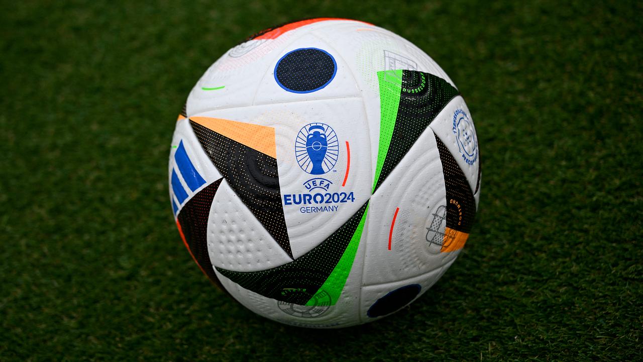 Der offizielle Ball ist am 15. November 2023 vor dem Olympiastadion in Berlin, Deutschland, während einer Veranstaltung des Sportartikelherstellers Adidas zur Präsentation des offiziellen Balls für die UEFA-Fußball-Europameisterschaft 2024 abgebildet.