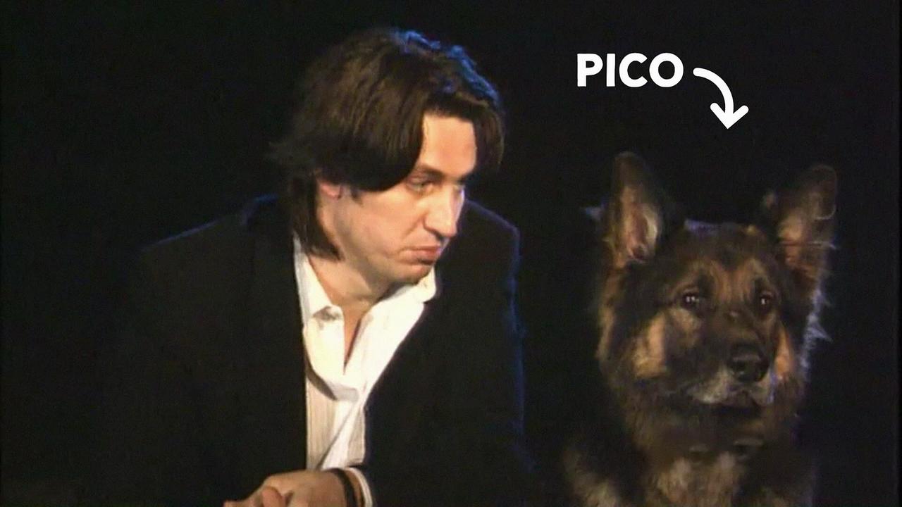 Tobias Moretti und Schäferhund Pico vor schwarzem Hintergrund