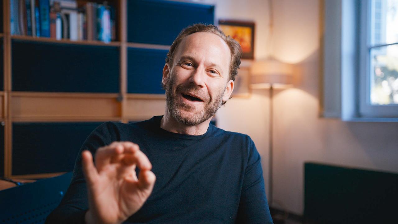 Produzent Oliver Auspitz im Interview  in einem hellen Raum