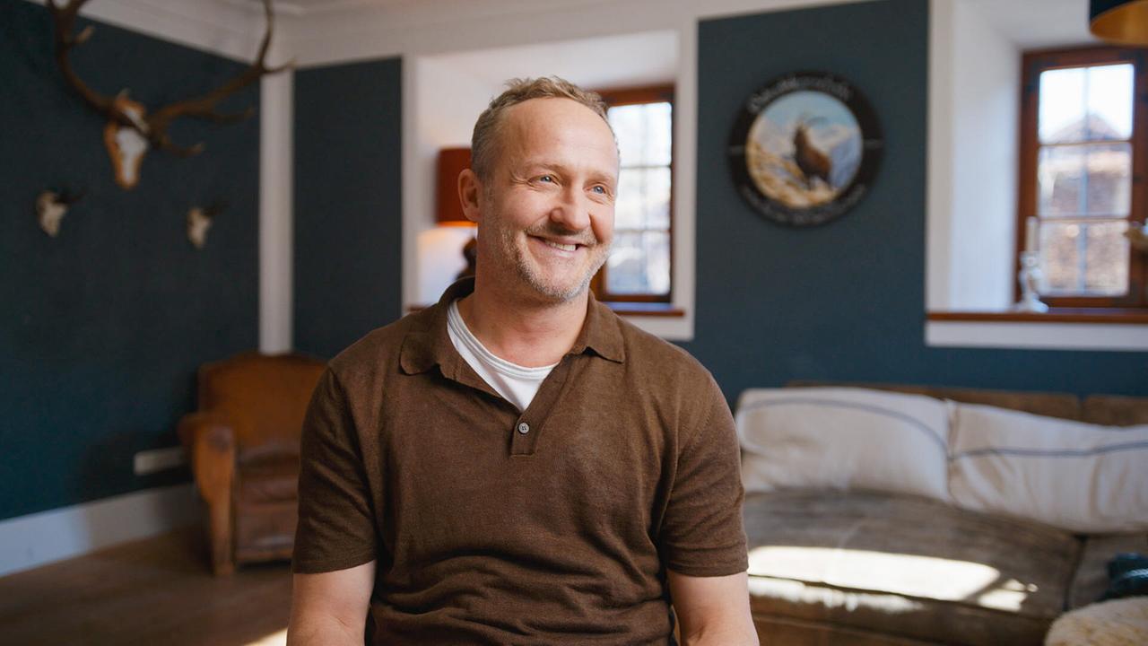 Maximilian Brückner beim Interview sitzt in einem hellen Wohnzimmer.