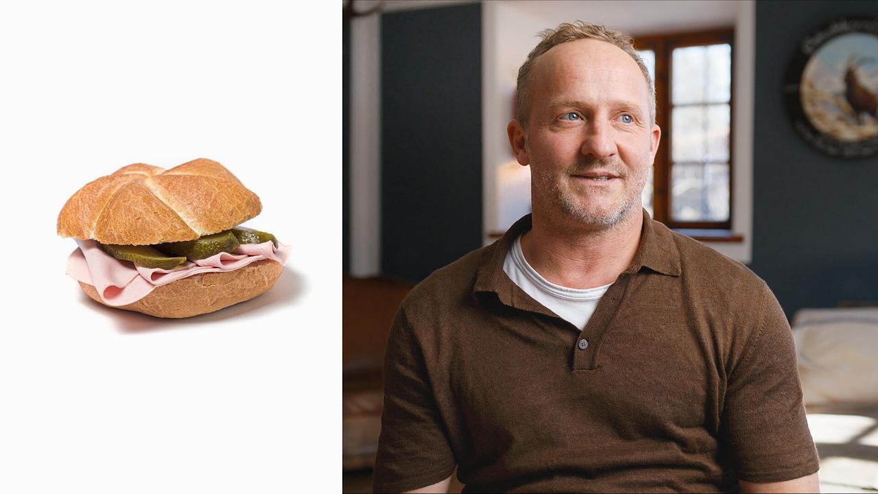 Geteiltes Bild mit links einer Wurstsemmel mit Gurkerln auf weißem Hintergrund, rechts mkit Maximilian Brückner, der in einem Wohnraum sitzt.