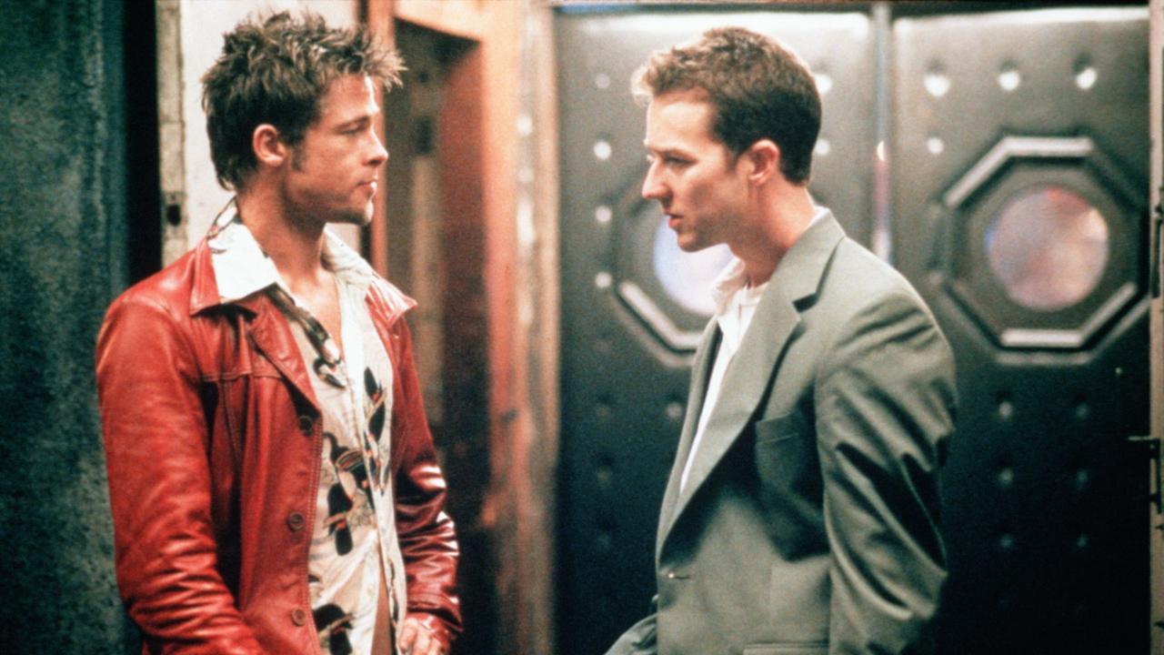 Im Bild: Der hasserfüllte Außenseiter Tyler Durden (Brad Pitt, li.) nimmt den biederen Angestellten Jack (Edward Norton) unter seine Fittiche.