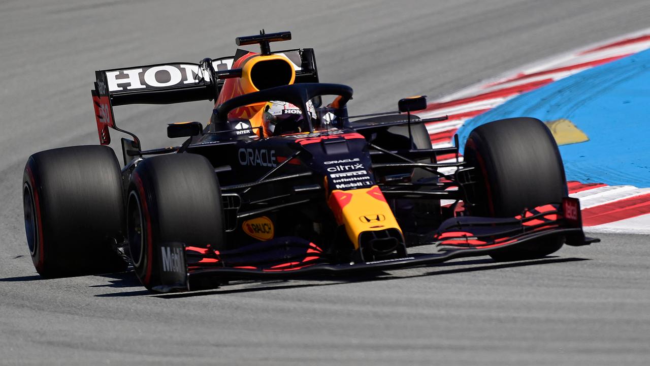 Der niederländische Red Bull-Pilot Max Verstappen fährt während des Qualifyings auf dem Circuit de Catalunya am 8. Mai 2021 in Montmelo am Stadtrand von Barcelona vor dem spanischen Formel-1-Grand-Prix.