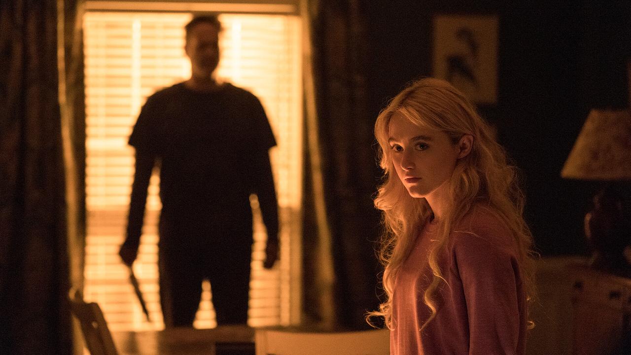 © ORF/Universal Pictures Vince Vaughn steht als Blissfield Butcher mit einem Messer vor dem Fenster, Kathryn Newton steht als Millie Kessler in der Mitte des unbeleuchteten Raumes und blickt in die andere Richtung