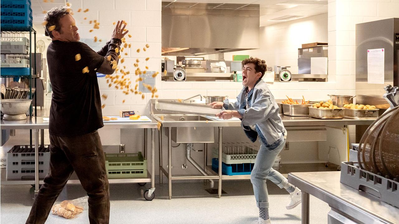 © ORF/Universal Pictures Vince Vaughn als Blissfield Butcher und Misha Osherovich als Josh Detmer in einer Großküche, Josh hält ein Backblech in den Händen, mit dem er eine Ladung Kekse auf den Angreifer wirft