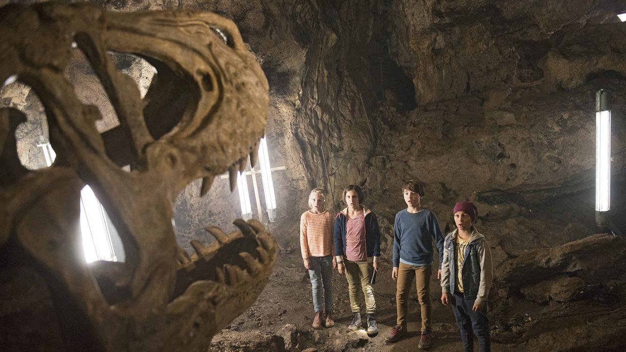Im Bild: Anne (Amelie Lammers), George (Allegra Tinnefeld), Julian (Marinus Hohmann) und Dick (Ron Antony Renzenbrink) haben das riesige Dinosaurierskelett in einer Höhle gefunden.