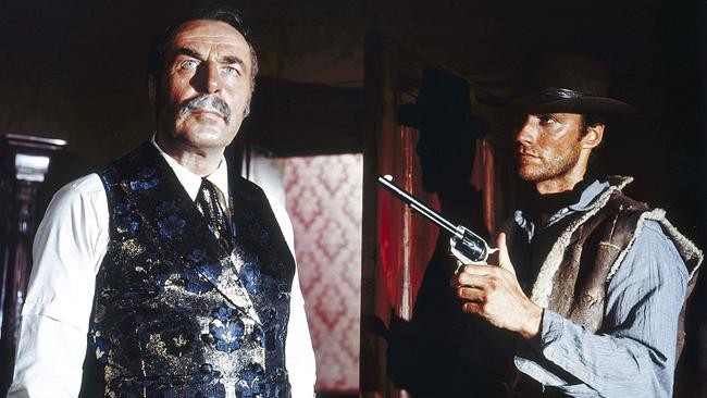 Mit der Pistole in der Hand verschafft sich Joe (Clint Eastwood, r.) den nötigen Respekt bei Baxter (Wolfgang Lukschy).