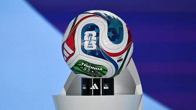 © APA/AFP/Fabrice COFFRINI Dieses Foto zeigt den offiziellen Ball der FIFA Fußball-Weltmeisterschaft 2026 vor einem hellblauem und blauem Hintergrund.
