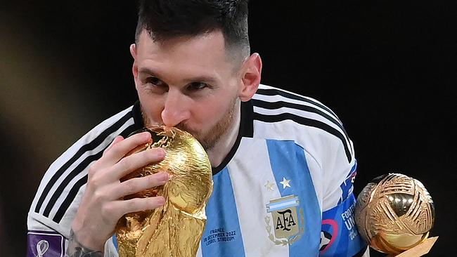 Argentiniens Stürmer Nr. 10 Lionel Messi küsst die Trophäe, nachdem er den Goldenen Ball während der Trophäenzeremonie der Weltmeisterschaft in Katar 2022 nach dem Fußball-Endspiel zwischen Argentinien und Frankreich im Lusail-Stadion in Lusail nördlich von Doha am 18. Dezember erhalten hat.