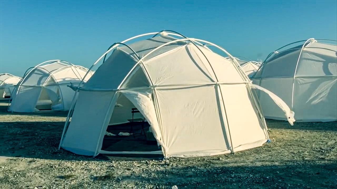 Im Bild: Notfallzelte statt Glamour und Luxus: Statt in den gebuchten Villen wurden die Festival-Besucher in einfachen Zelten untergebracht.